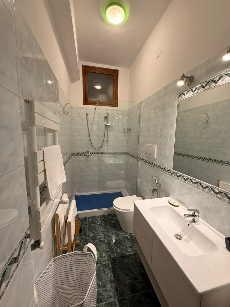 Bagno con doccia – appartamento Calefati 168, Bari centro