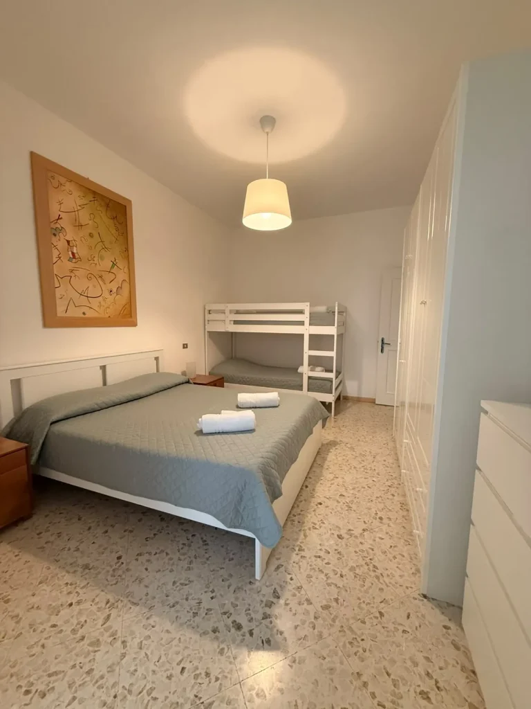 Camera con letto matrimoniale e letto a castello – appartamento Calefati 168, Bari centro