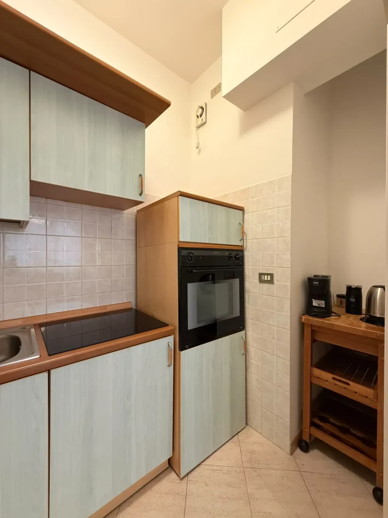 Cucina con forno e piano cottura – appartamento Calefati 168, Bari centro
