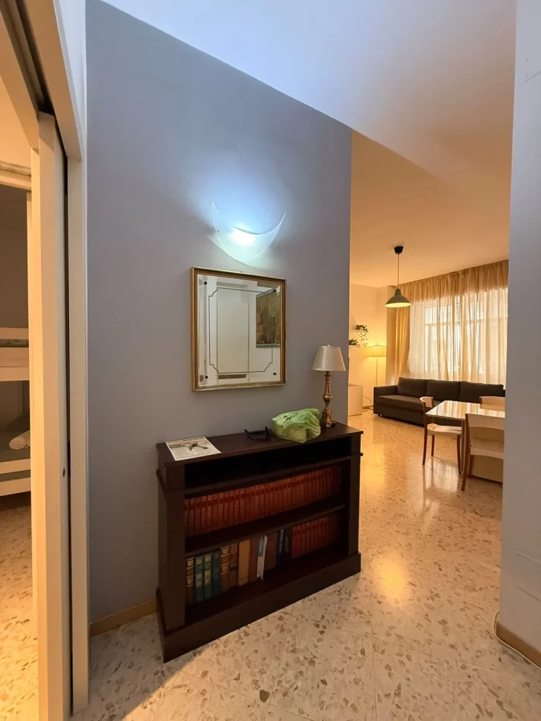 Ingresso con libreria – appartamento Calefati 168, Bari centro