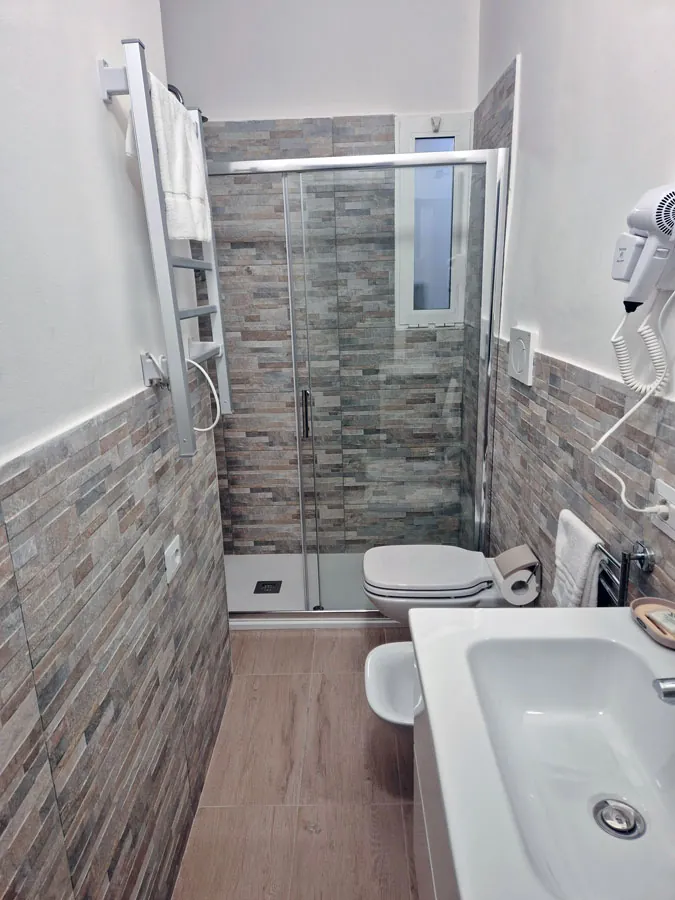 Bagno privato con doccia dell'appartamento Montrone 126 a Bari centro