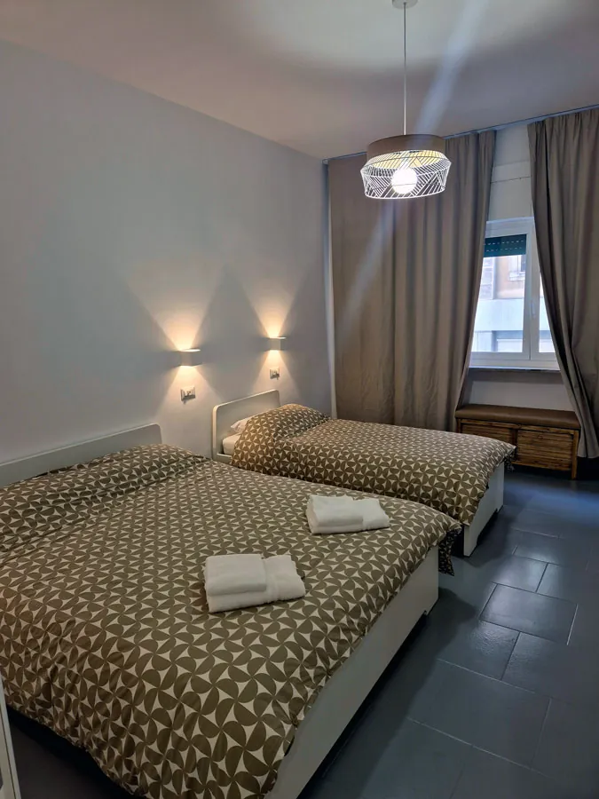 Camera con letto matrimoniale e singolo dell'appartamento Montrone 126 a Bari centro