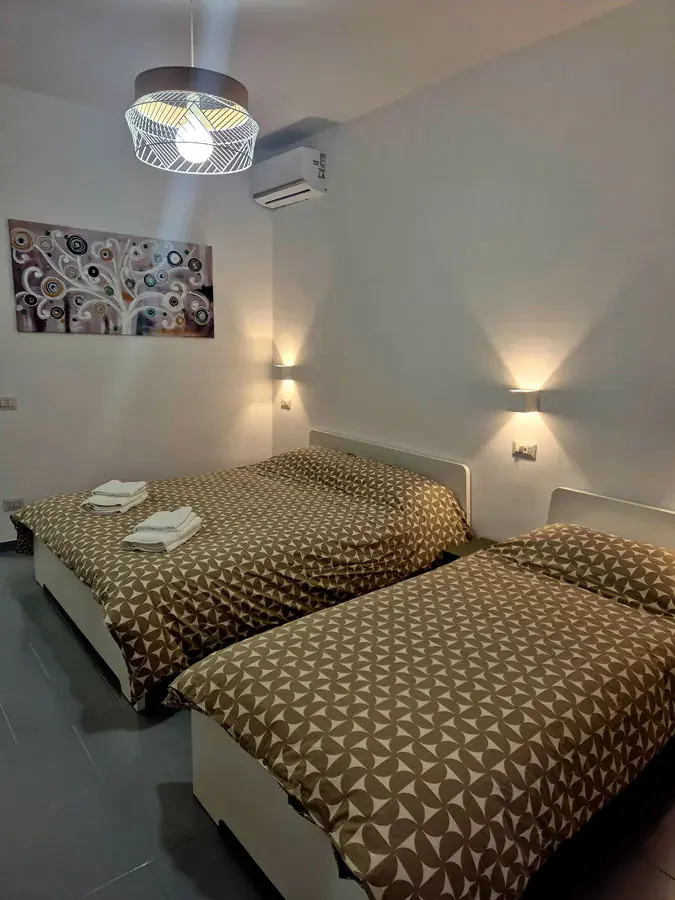 Camera con letto matrimoniale e singolo dell'appartamento Montrone 126 a Bari centro