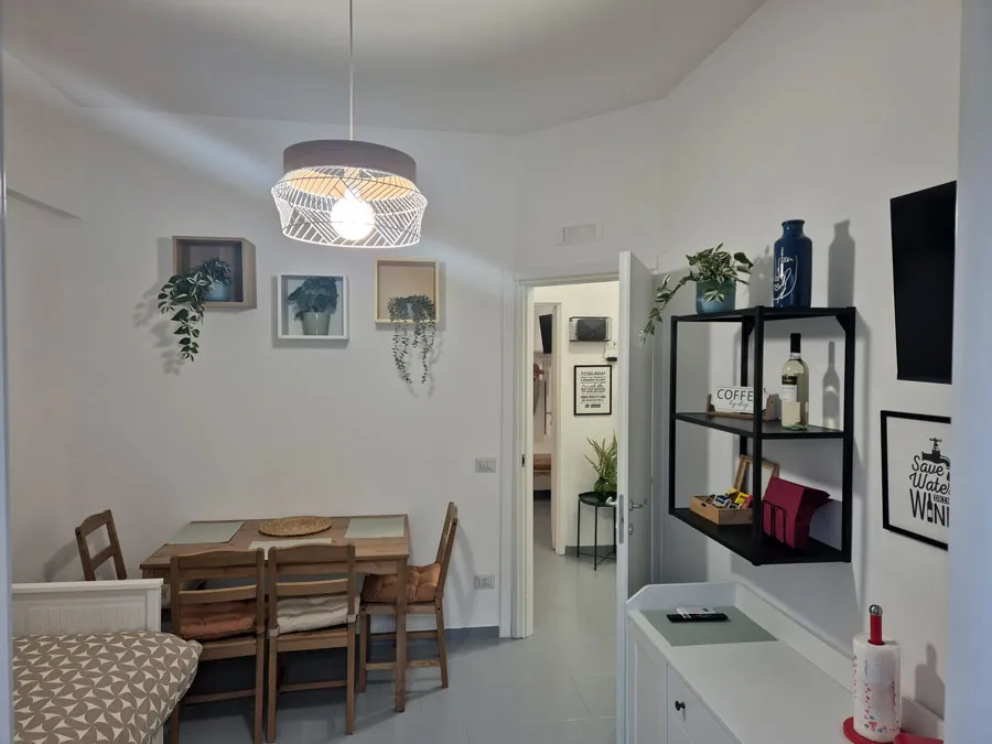 Sala da pranzo dell'appartamento Montrone 126 a Bari centro