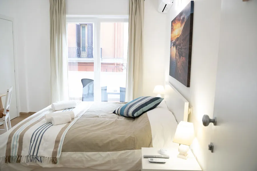 Camera doppia con letto aggiunto del B&B Alighieri 97 a Bari centro: affaccio sulla via