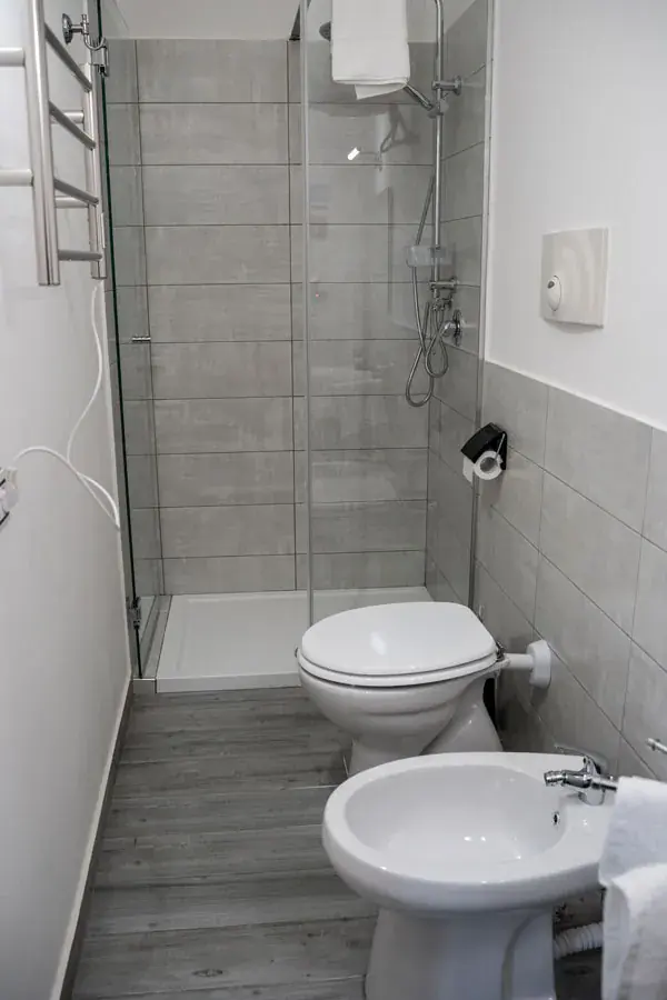 Camera doppia con letto aggiunto del B&B Alighieri 97 a Bari centro: bagno privato