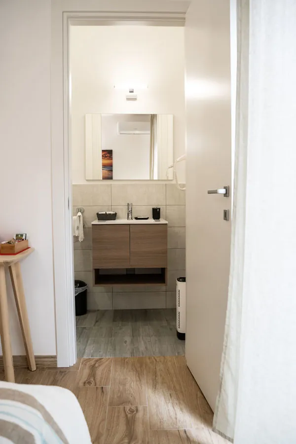 Camera doppia con letto aggiunto del B&B Alighieri 97 a Bari centro: ingresso al bagno