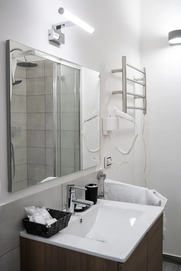 Camera doppia matrimoniale del B&B Alighieri 97 a Bari centro: bagno privato