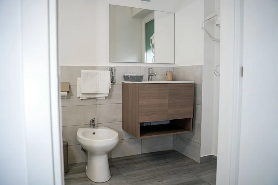 Camera matrimoniale deluxe del B&B Alighieri 97 a Bari centro: bagno privato
