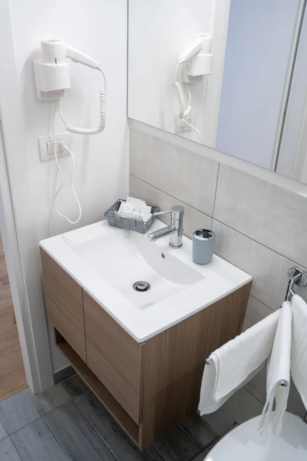 Camera quadrupla del B&B Alighieri 97 a Bari centro: bagno privato