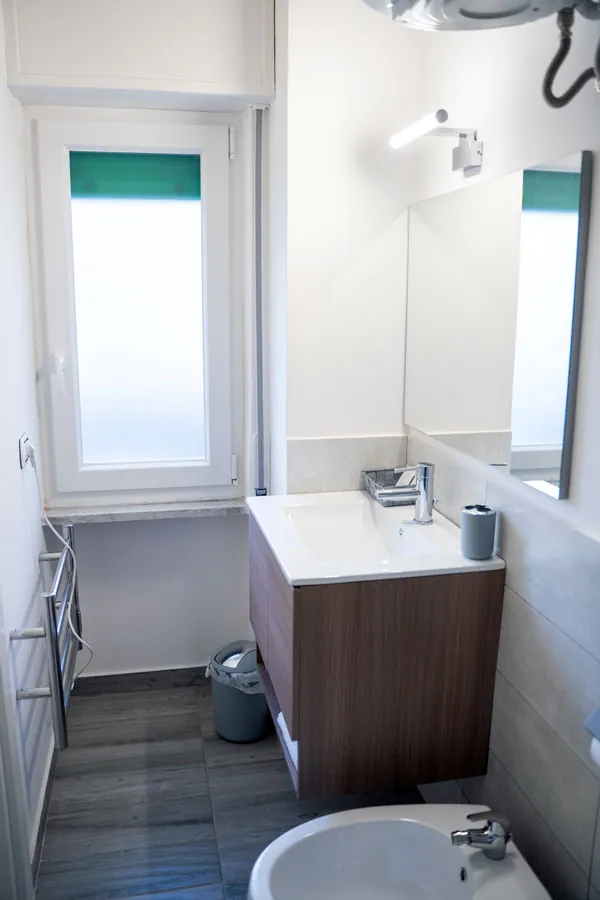 Camera singola deluxe con balcone del B&B Alighieri 97 a Bari centro: bagno privato