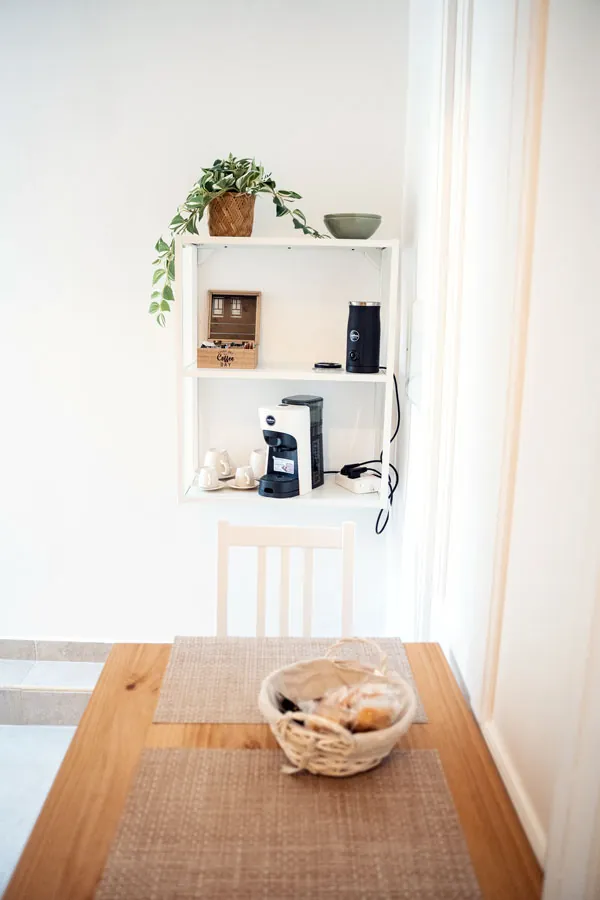 Camera deluxe, tavolino e macchina del caffè – B&B Principe Amedeo 93, Bari centro