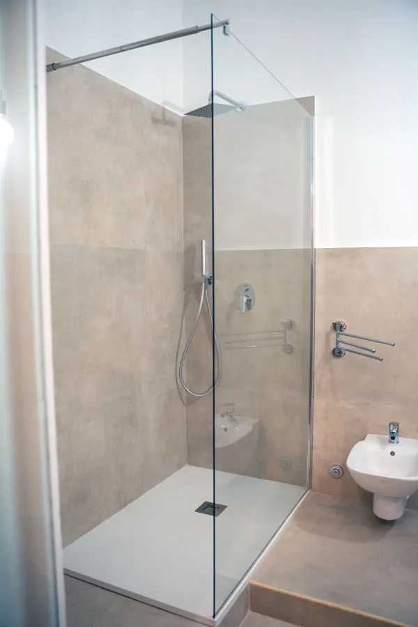 Camera familiare superior, bagno con doccia – B&B Principe Amedeo 93, Bari centro