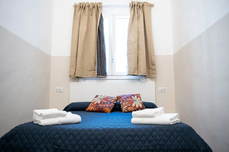 Camera tripla, letto matrimoniale alla francese – B&B Principe Amedeo 93, Bari centro