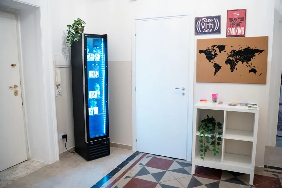 Spazio comune con frigo bevande – B&B Principe Amedeo 93, Bari centro