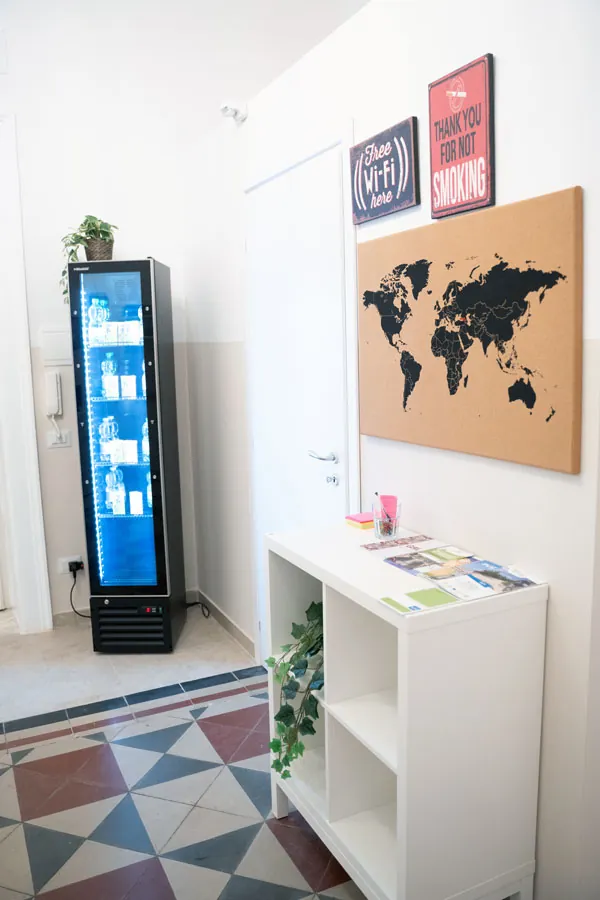 Spazio comune con frigo bevande e mappa – B&B Principe Amedeo 93, Bari centro