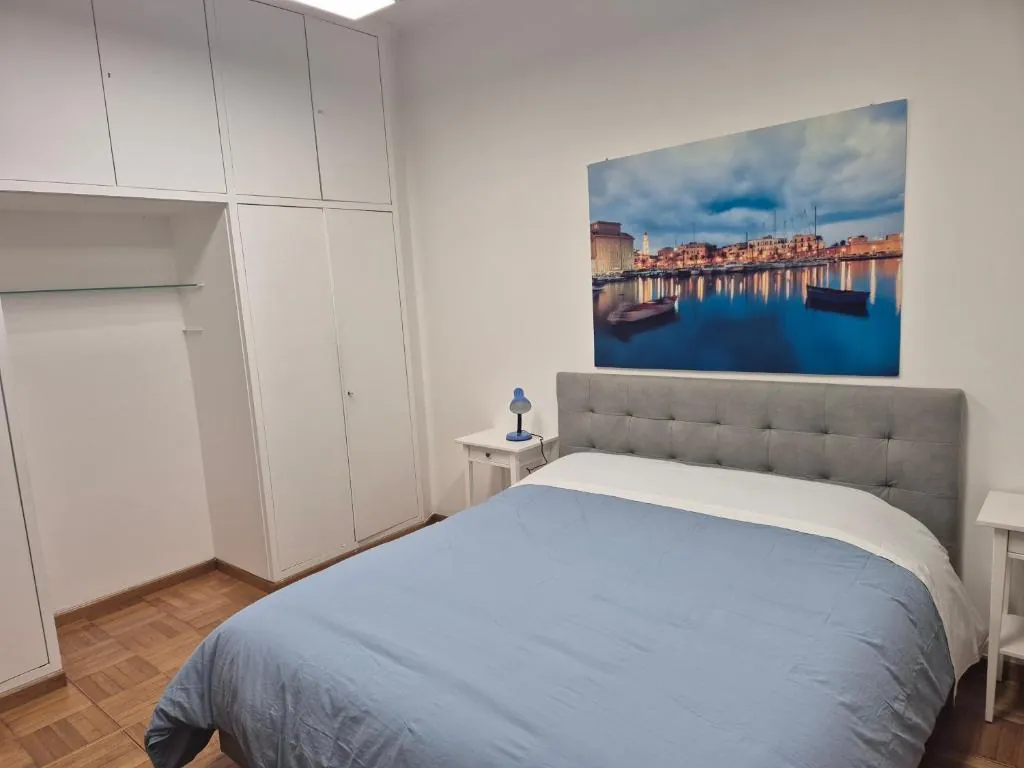 Camera quadrupla superior, letto e armadio – B&B Sparano 103, Via Sparano, Bari centro