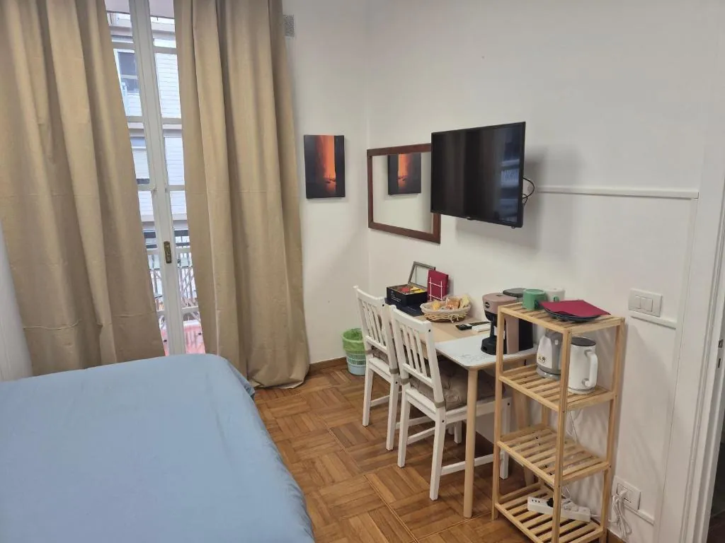 Camera quadrupla superior, tavolo e angolo caffè – B&B Sparano 103, Via Sparano, Bari centro
